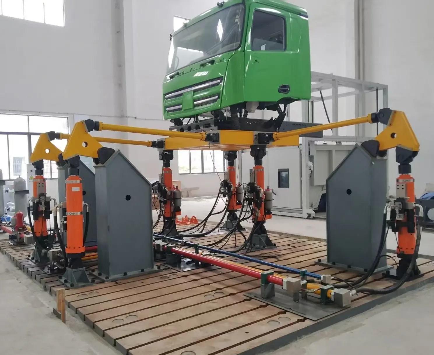 Многоосевой гидравлический вибростенд ERSTVAK MAH-3000 для сейсмических испытаний